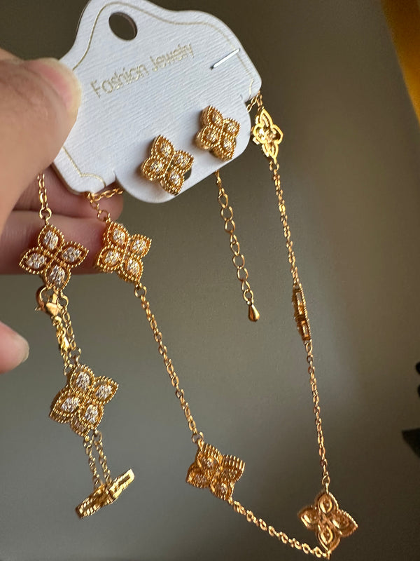 Fyrklöver set fullt med zirkon sten